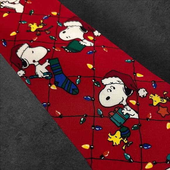 Peanuts Men's Snoopy Christmas Novelty 100% Silk Professional Tie - Picture 3 of 3